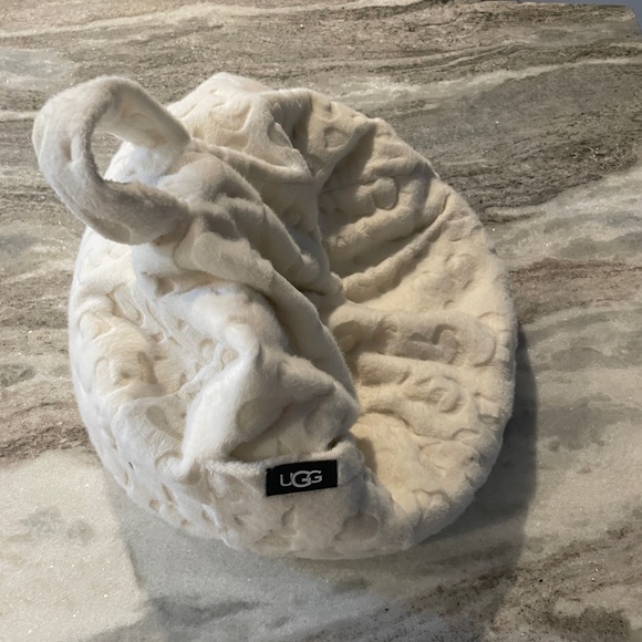 UGG Tablet Pouf - Picture 4 of 5